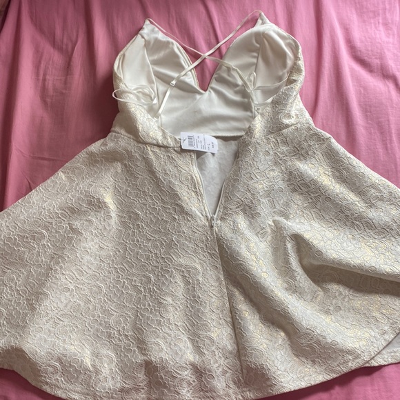 Perl flower patterned Windsor dress size large - Picture 2 of 3